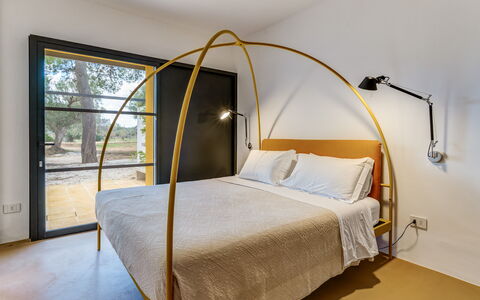Villa Manè: Bois, Meubles, Design Intérieur, Chambre, Éclairage, Lit, Sol, Cadre De Lit, Literie, Drap De Lit