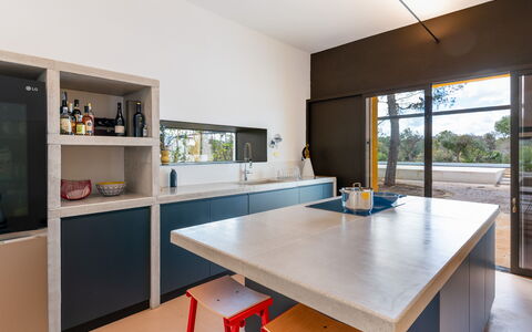 Villa Manè: Cuisine, Comptoir, Design Intérieur, Meubles, Sol, Bois, Cabinetry, Appareil De Cuisine, Plafond, Éclairage