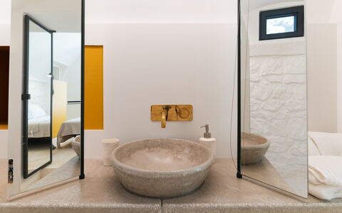 Villa Manè: Mur, Design Intérieur, Luminaire Plomberie, Sol, Salle De Bains, Miroir, Sol, Éclairage, Plomberie, Robinet