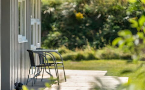 Melita - 2Km from the Sea: Bleu, Arbuste, Chalet, Couverture De Sol, Jardin, Biens, Ombre, Aménagement Paysager, Ferme, Eco Hôtel