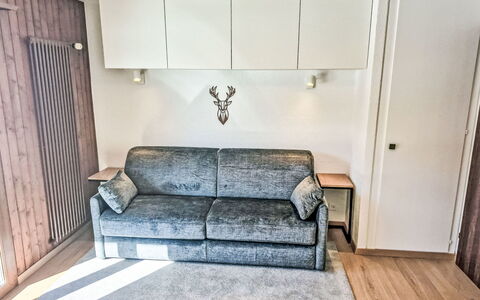 Ovronnaz 730: Meubles, Design Intérieur, Sol, Canapé, Bois, Sol, Pièce, Appartement, Salon, Éclairage