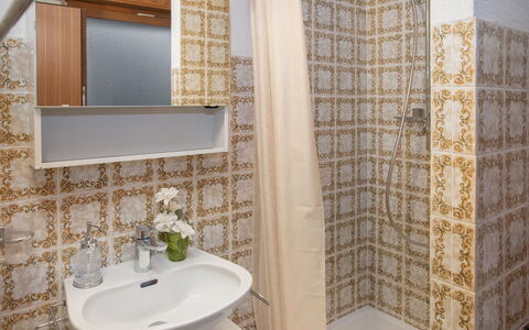 Ovronnaz 730: Salle De Bains, Sol, Luminaire Plomberie, Design Intérieur, Sol, Lavabo, Toilette, Siège De Toilette, Plomberie, Évier