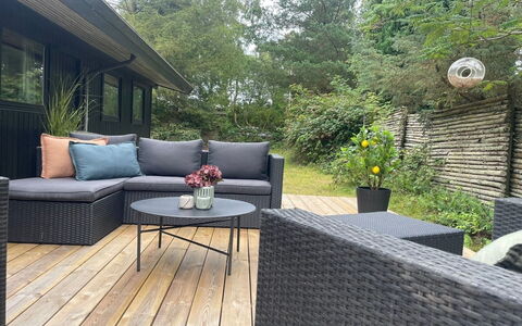 Sheyla - 70M from the Sea: Chalet, Arrière-Cour, Cour, Batiments Jardin, Cabanon, Siding, Mobilier De Jardin, Cabane En Rondins, Structure En Plein Air, Cabane
