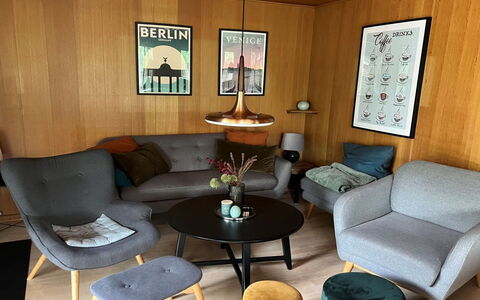 Sheyla - 70M from the Sea: Meubles, Sol, Sol, Design Intérieur, Salon, Chaise, Parquet, Table Basse, Pièce, Tache De Bois