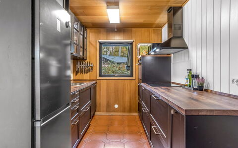 Sheyla - 70M from the Sea: Bois, Principaux Appliance, Appareil De Cuisine, Cuisine, Sol, Design Intérieur, Comptoir, Éclairage, Électroménager, Cabinetry