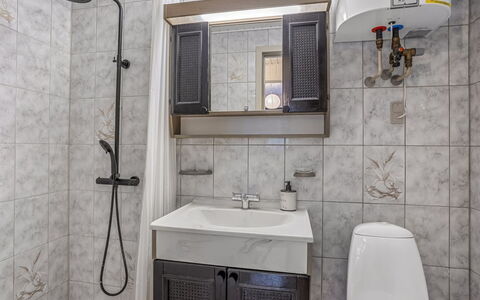 Sheyla - 70M from the Sea: Luminaire Plomberie, Évier, Lavabo, Design Intérieur, Sol, Salle De Bains, Sol, Robinet, Toilette, Siège De Toilette