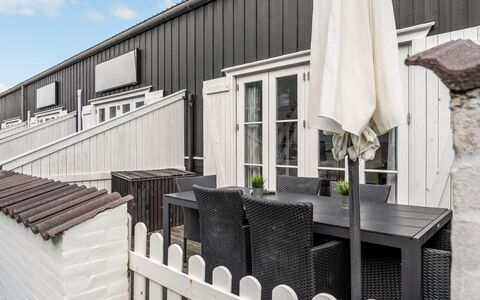 Epiphania - 100M to the Fjord: Domicile, Zone Résidentielle, Maison, Chalet, Toit, Lot Terre, Siding, Jardin, Biens, Pelouse