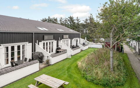 Epiphania - 100M to the Fjord: Domicile, Zone Résidentielle, Maison, Chalet, Toit, Lot Terre, Siding, Jardin, Biens, Pelouse