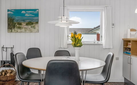 Ketilbiorn - 700M from the Sea: Design Intérieur, Sol, Meubles, Plafond, Luminaire, Table Cuisine Et Salle A Manger, Chaise, Matériau Naturel, Salle À Manger, Dur