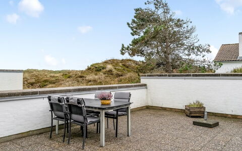 Ketilbiorn - 700M from the Sea: Sol, Biens, Balcon, Chaise, Plante D'Appartement, Daylighting, Villa, Mobilier De Jardin, Appartement Penthouse, Table Cuisine Et Salle A Manger