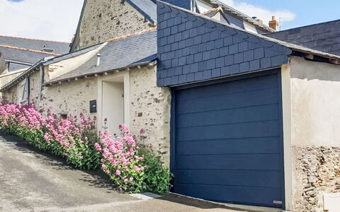 Les Goganes: Béton, Allée, Garage, Porte De Garage, Siding, Porte