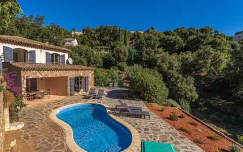 Villa du Canadel: Porte, Balcon, Chaise, Mobilier De Jardin, Cour, Allée, Plante D'Appartement, Cour, Passerelle, Pot De Fleur
