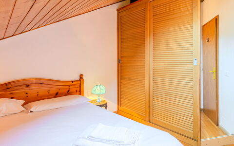 Mansarda Pineta: Bois, Sol, Design Intérieur, Lit, Meubles, Plafond, Chambre, Sol, Drap De Lit, Pièce