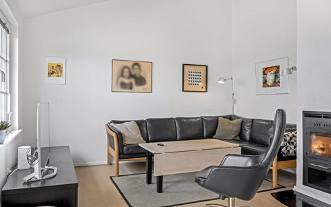 Albine - 500M from the Sea: Meubles, Sol, Design Intérieur, Sol, Bois, Canapé, Appartement, Salon, Plafond, Pièce
