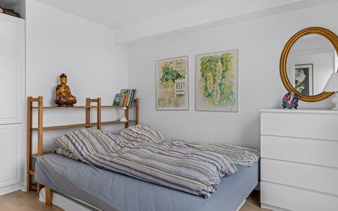 Albine - 500M from the Sea: Meubles, Lit, Design Intérieur, Chambre, Literie, Mur, Drap De Lit, Sol, Bois, Sol