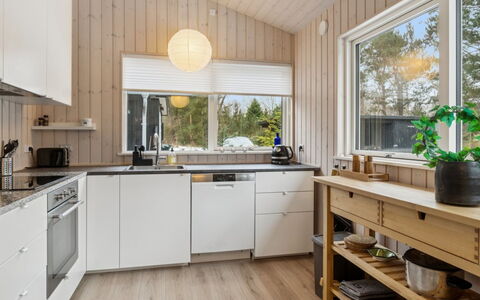 Amitola - 800M from the Sea: Cuisine, Comptoir, Appareil De Cuisine, Design Intérieur, Bois, Meubles, Sol, Cabinetry, Evier, Plafond