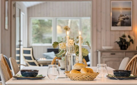 Amitola - 800M from the Sea: Meubles, Bois, Design Intérieur, Table, Salle À Manger, Table Cuisine Et Salle A Manger, Sol, Chaise, Vaisselle, Sol