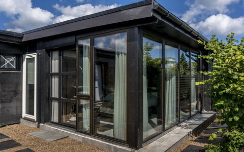 Solfrid - 900M from the Sea: Bleu, Arbuste, Chalet, Couverture De Sol, Jardin, Biens, Ombre, Aménagement Paysager, Ferme, Eco Hôtel