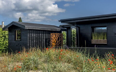 Solfrid - 900M from the Sea: Bleu, Arbuste, Chalet, Couverture De Sol, Jardin, Biens, Ombre, Aménagement Paysager, Ferme, Eco Hôtel