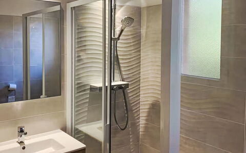 Casa Orsoni 80M²: Sol, Mur, Salle De Bains, Design Intérieur, Luminaire Plomberie, Sol, Tuile, Plomberie, Plafond, Douche