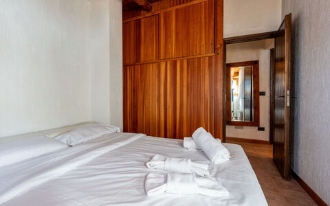 Verrand: Bois, Sol, Plafond, Dur, Tache De Bois, Lit, Chambre, Literie, Cadre De Lit, Drap De Lit