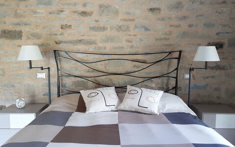 Villa Pietra With Pool On Piemonte Hills: Lit, Chambre, Literie, Drap De Lit, Meubles, Sol, Linge, Design Intérieur, Cadre De Lit, Sol