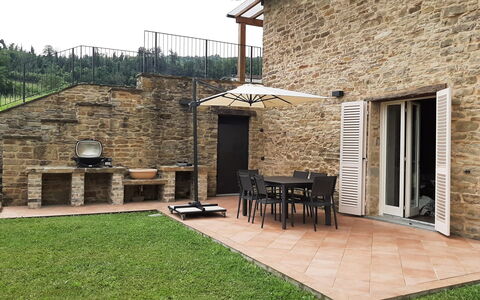 Villa Pietra With Pool On Piemonte Hills: Porte, Domicile, Brique, Porche, Chalet, Dalle, Mobilier De Jardin, Ombre, Brickwork, Arrière-Cour