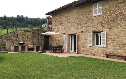 Villa Pietra With Pool On Piemonte Hills: Brique, Chalet, Brickwork, Jardin, Arrière-Cour, Pelouse, Ferme, Cour, Mur De Pierre, Aménagement Paysager