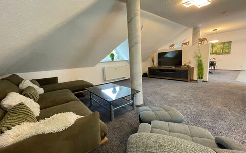 Naturnah mit Pool und Sauna: Meubles, Design Intérieur, Sol, Canapé, Plafond, Sol, Salon, Pièce, Éclairage, Domicile