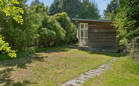 Ellenora - 1.7Km from the Sea: Bois, Arbuste, Lot Terre, Jardin, Cabanon, Batiments Jardin, Chalet, Porte, Couverture De Sol, Printemps
