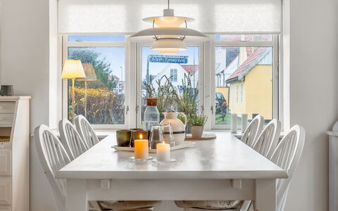 Fränze - 500M from the Sea: Meubles, Design Intérieur, Luminaire, Sol, Bois, Plafond, Lustre, Salle À Manger, Chaise, Table Cuisine Et Salle A Manger