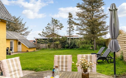 Fränze - 500M from the Sea: Chalet, Arrière-Cour, Cour, Batiments Jardin, Cabanon, Siding, Mobilier De Jardin, Cabane En Rondins, Structure En Plein Air, Cabane