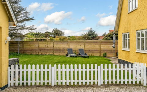 Fränze - 500M from the Sea: Chalet, Arrière-Cour, Cour, Batiments Jardin, Cabanon, Siding, Mobilier De Jardin, Cabane En Rondins, Structure En Plein Air, Cabane