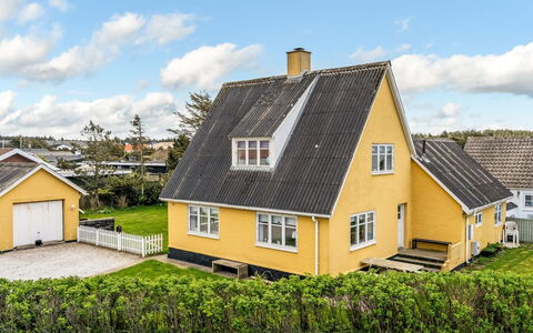 Fränze - 500M from the Sea: Chalet, Arrière-Cour, Cour, Batiments Jardin, Cabanon, Siding, Mobilier De Jardin, Cabane En Rondins, Structure En Plein Air, Cabane