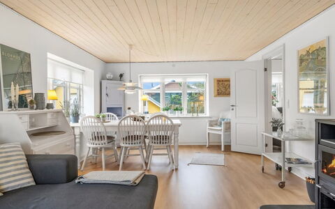 Fränze - 500M from the Sea: Chalet, Arrière-Cour, Cour, Batiments Jardin, Cabanon, Siding, Mobilier De Jardin, Cabane En Rondins, Structure En Plein Air, Cabane