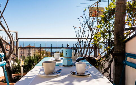 Terrazza con Glicine: Meubles, Table, Chaise, Mobilier De Jardin, Tableau De Plein Air, Table Cuisine Et Salle A Manger, Drinkware, Balcon, Ombre, Serveware