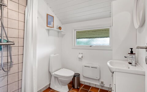 Athislus - 1.1Km from the Sea: Luminaire Plomberie, Sol, Salle De Bains, Sol, Toilette, Design Intérieur, Siège De Toilette, Plafond, Évier, Robinet