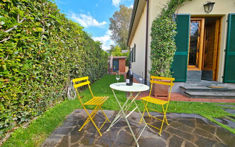 Villetta Tonfano: Vert, Meubles, Jardin, Vélo Fourchette, Mobilier De Jardin, Ombre, Vélo, Arrière-Cour