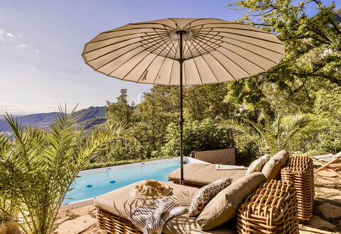 Villa Chiovada: Mobilier De Jardin, Meubles, Parapluie, Recours, Ombre, Eco Hôtel, Chaise, Piscine, Loisir, Balancelle