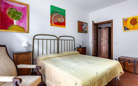 Il Ferrone Apartment with Garden - Greve in Chiant: Lit, Meubles, Chambre, Literie, Mur, Drap De Lit, Design Intérieur, Bois, Pièce, Cadre