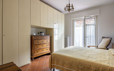 Il Ferrone Apartment with Garden - Greve in Chiant: Meubles, Lit, Mur, Design Intérieur, Chambre, Sol, Bois, Sol, Pièce, Drap De Lit