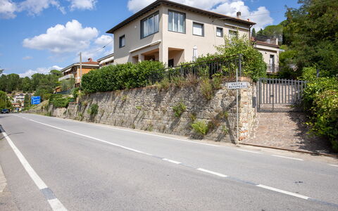 Il Ferrone Apartment with Garden - Greve in Chiant: Bâtiment, Fenêtre, Zone Résidentielle, Surface De La Route, Maison, Domicile, Quartier, Route, Architecture, Asphalte