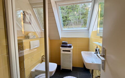 Falkennest - mit Blick auf Den Titisee: Sol, Design Intérieur, Sol, Luminaire Plomberie, Plomberie, Plafond, Salle De Bains, Tuile, Verre, Toilette