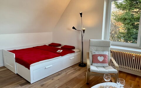 Falkennest - mit Blick auf Den Titisee: Meubles, Design Intérieur, Sol, Sol, Bois, Chambre, Pièce, Lit, Éclairage, Parquet