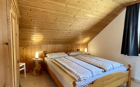 Bienek: Bois, Chambre, Design Intérieur, Plafond, Lit, Sol, Drap De Lit, Cadre De Lit, Literie, Domicile