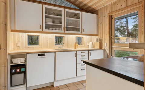 Tjegge - 500M from the Sea: Cuisine, Bois, Comptoir, Plafond, Design Intérieur, Cabinetry, Appareil De Cuisine, Sol, Principaux Appliance, Pièce
