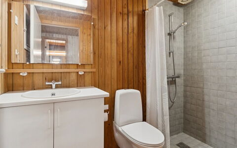 Tjegge - 500M from the Sea: Sol, Lavabo, Bois, Luminaire Plomberie, Sol, Évier, Salle De Bains, Design Intérieur, Siège De Toilette, Armoire De Toilette
