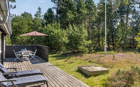 Reinhardt - 800M from the Sea: Arbuste, Lot Terre, Chalet, Jardin, Couverture De Sol, Aménagement Paysager, Arrière-Cour, Cour, Batiments Jardin, Ombre