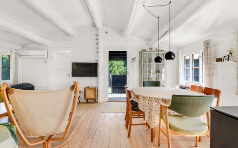 Reinhardt - 800M from the Sea: Bois, Meubles, Plafond, Design Intérieur, Sol, Domicile, Sol, Chaise, Porte, Salon