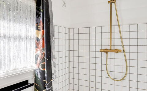 Reinhardt - 800M from the Sea: Luminaire Plomberie, Design Intérieur, Salle De Bains, Plomberie, Tuile, Rideau De Douche, Rideau, Robinet, Douche, Tete De Douche